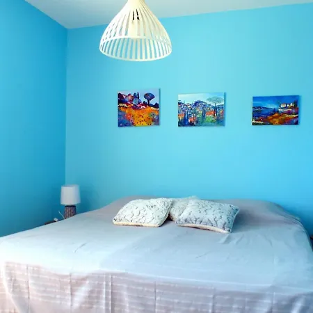 Spacious And Bright House With Swimming Pool Vakantiehuis *