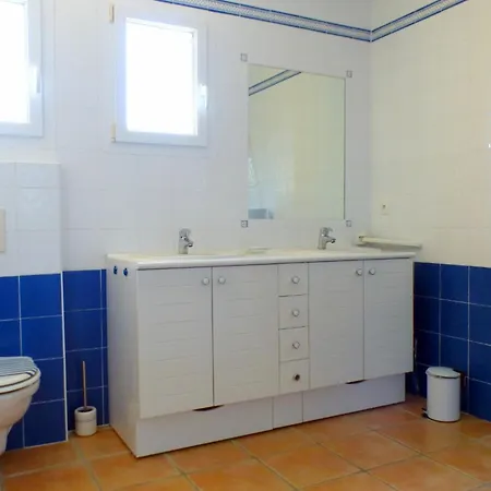 Spacious And Bright House With Swimming Pool *