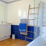 Spacious And Bright House With Swimming Pool Дом отдыха