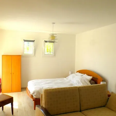 Spacious And Bright House With Swimming Pool
