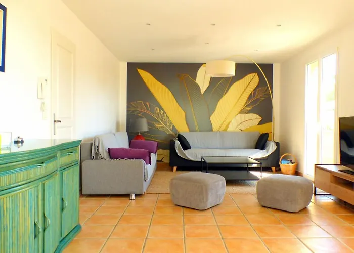 Spacious And Bright House With Swimming Pool Bandol
