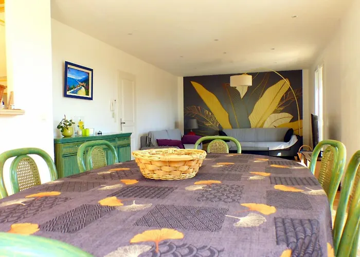 Spacious And Bright House With Swimming Pool