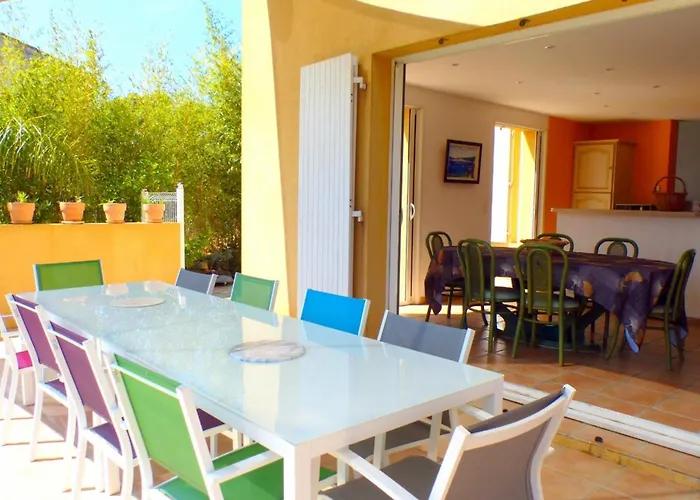 Spacious And Bright House With Swimming Pool בנדול