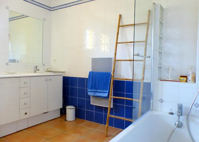 Spacious And Bright House With Swimming Pool Feriehus