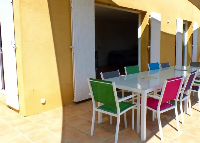 Feriehus Spacious And Bright House With Swimming Pool